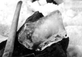 Прозрачный глетченый  лед с кристаллической структурой из внутреннего ядря ледника Цирк